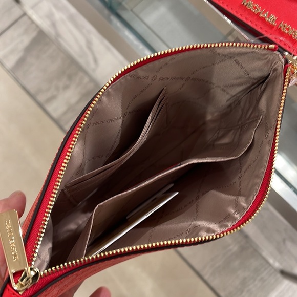 MICHAEL KORS JET SET ITEM LG 2 in 1 CARD CASE & WRISTLET
Dark Sangria - Picture 6 of 16